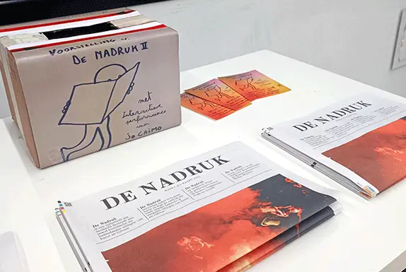 Gepersonaliseerde kunst- en cultuurkrant van De nadruk ligt klaar tijdens een ontspannen moment en brengt lezers op de hoogte van lokale cultuur en activiteiten.