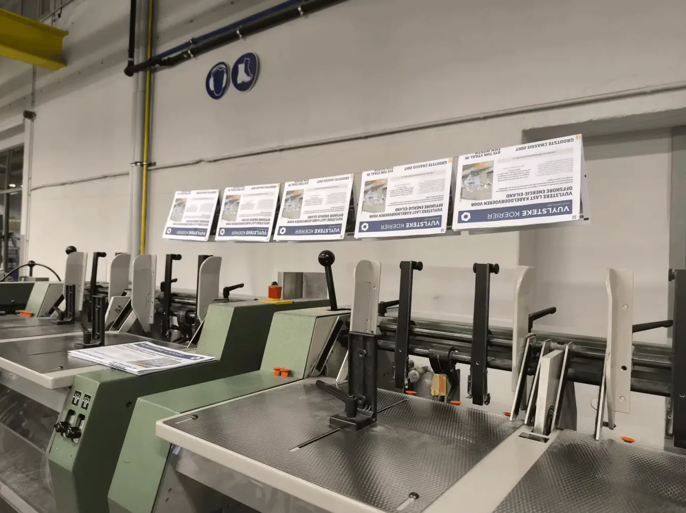 Professionele afwerkingsmachine in een drukkerij verwerkt een reeks gedrukte kranten in een geautomatiseerd productieproces.