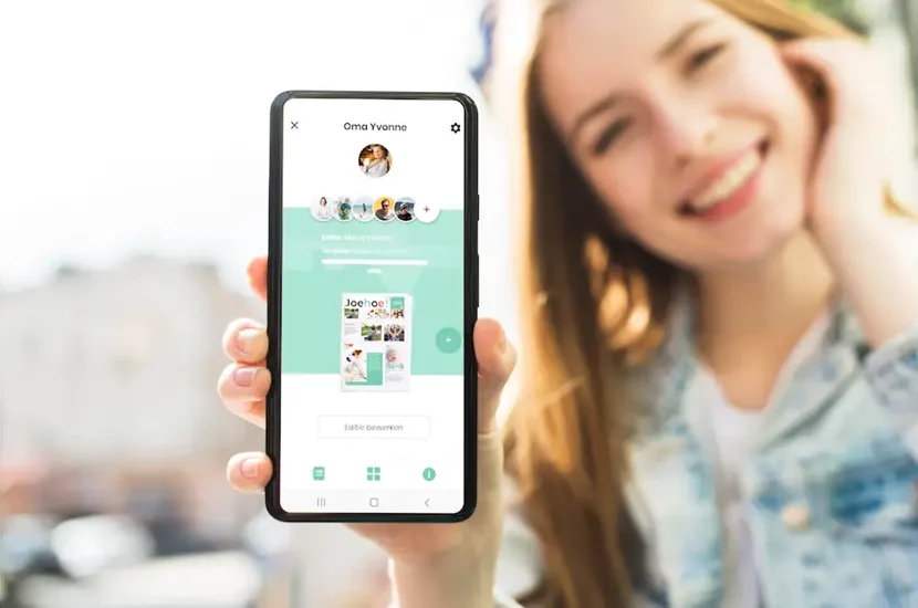Jonge vrouw toont een smartphone met een app waarin een gepersonaliseerde krant wordt samengesteld en beheerd.
