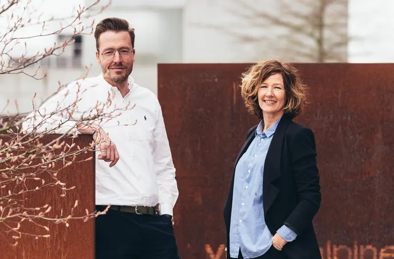 Portret van twee bedrijfsleiders die inzetten op sterke interne communicatie met gepersonaliseerde personeelskranten van Genscom.