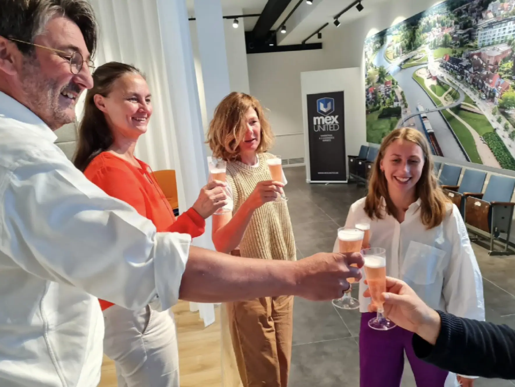 Medewerkers van Titeca klinken samen tijdens een netwerkevenement en vieren een geslaagde samenwerking.