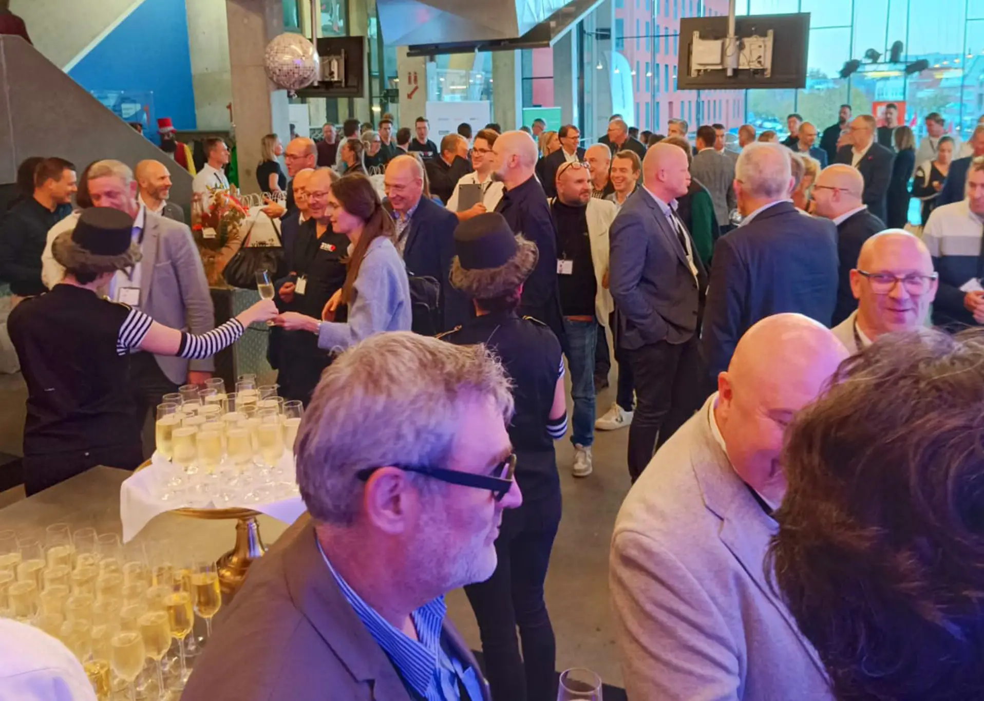 Deelnemers aan het VIGC congres of bedrijfsevent netwerken tijdens de receptie en wisselen ideeën en contacten uit in een informele setting.