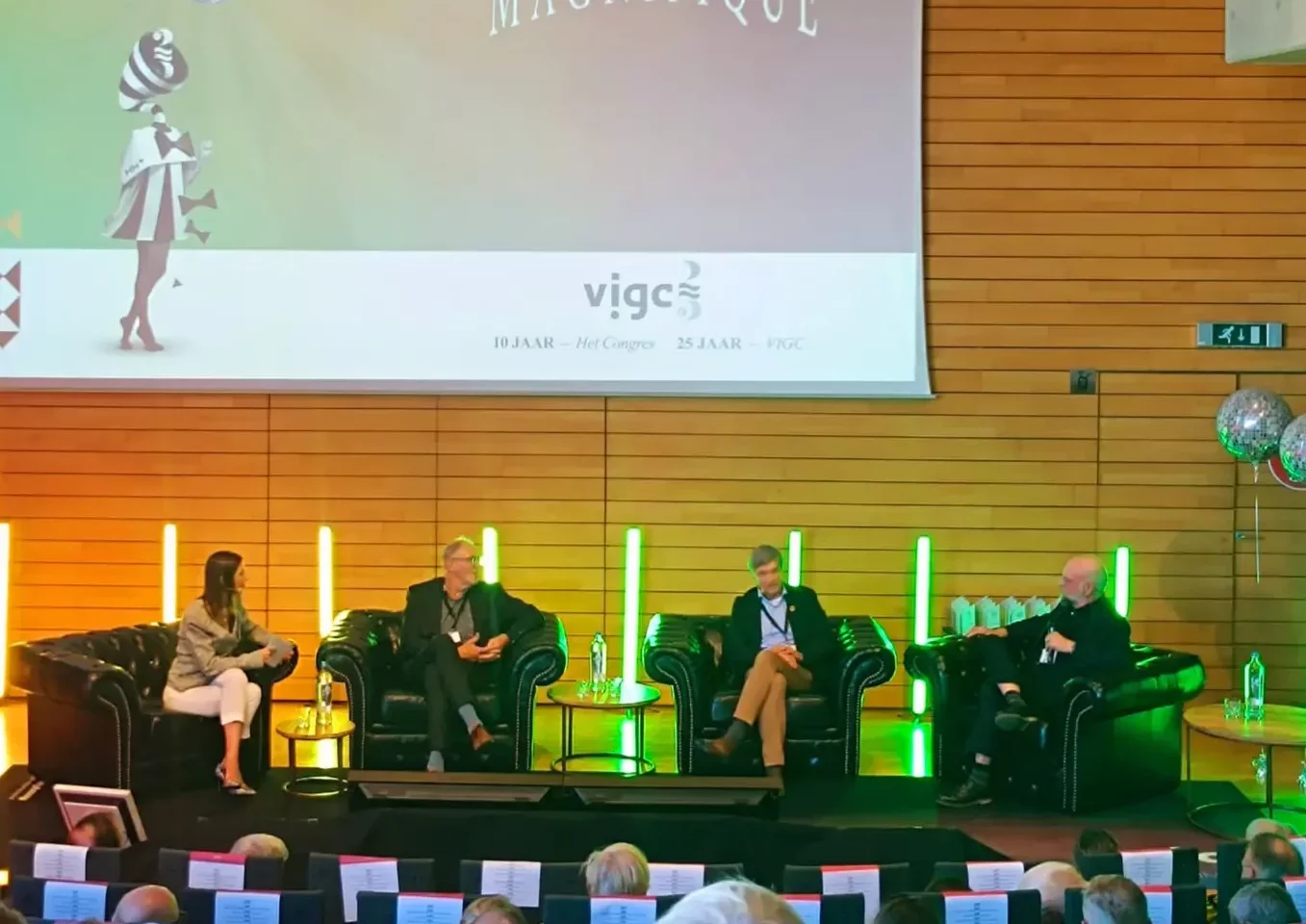 Panelgesprek tijdens een VIGC congres, waar experts in gesprek gaan over actuele thema's voor een publiek van professionals.