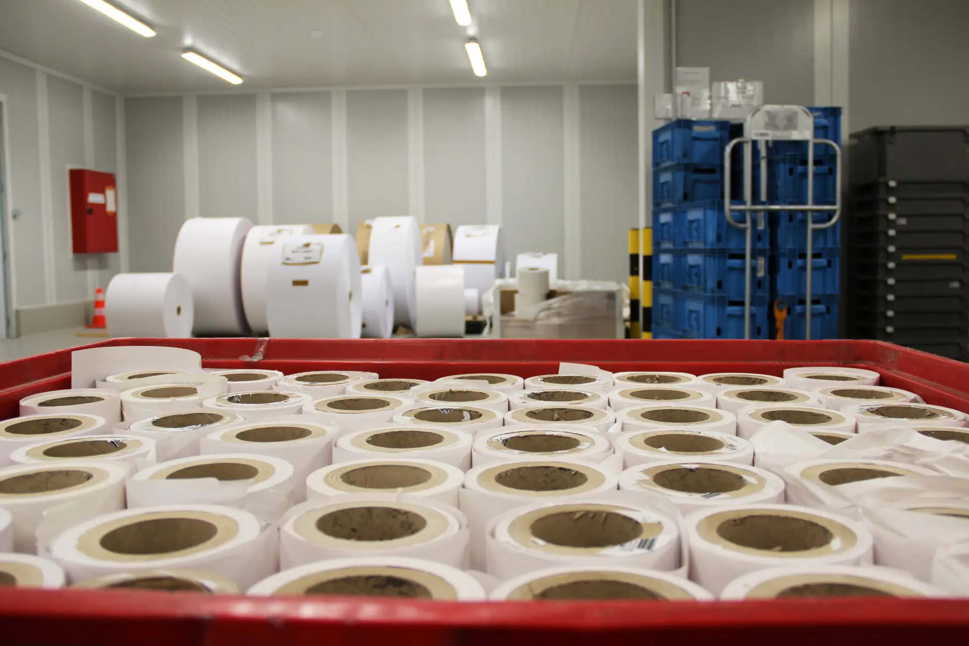 Gebruikte papierkernen en restmaterialen uit de productie, verzameld voor recyclage bij Genscom.