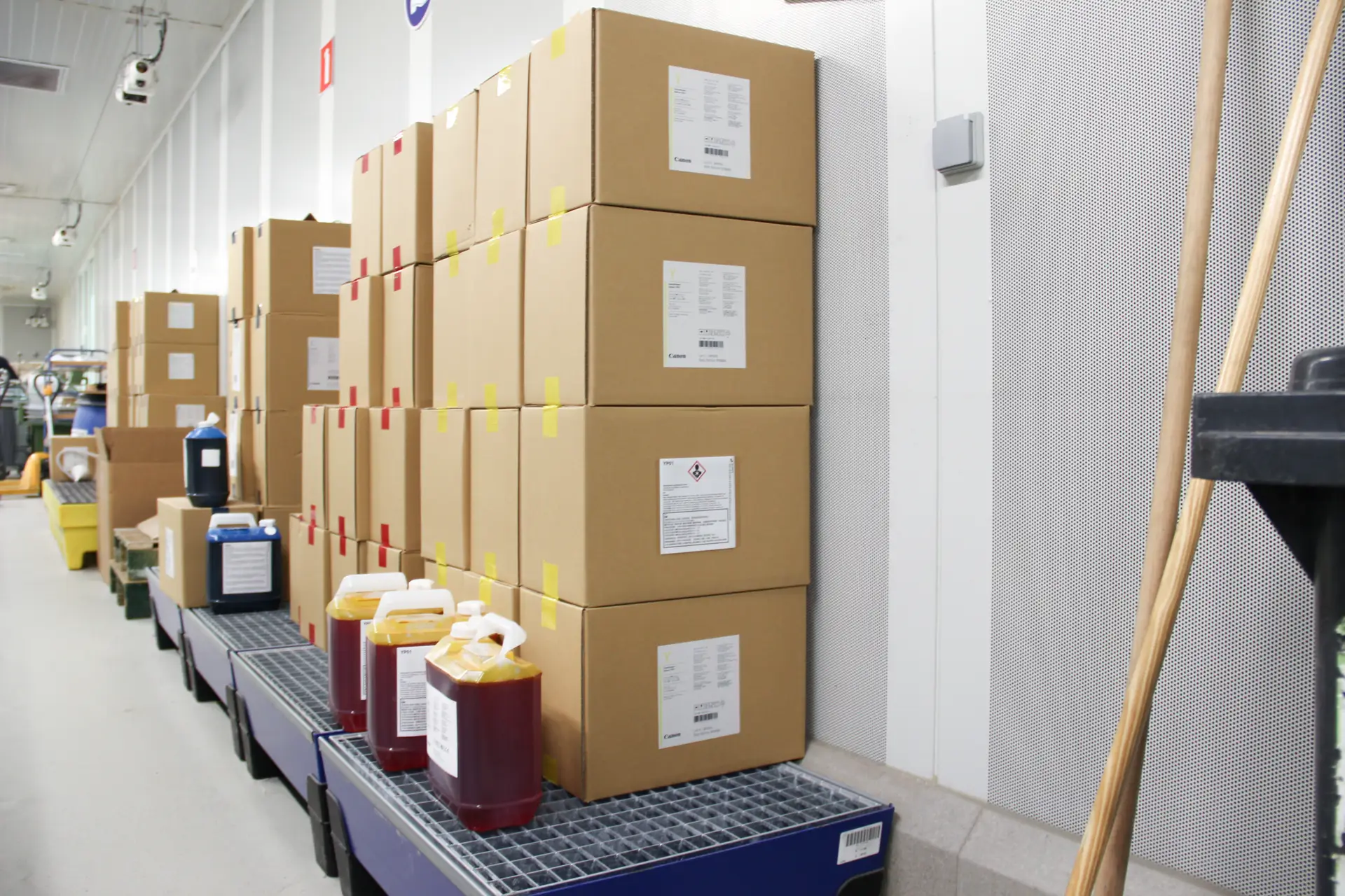 Watergedragen inkten voor de digitale productie van kranten bij Genscom.