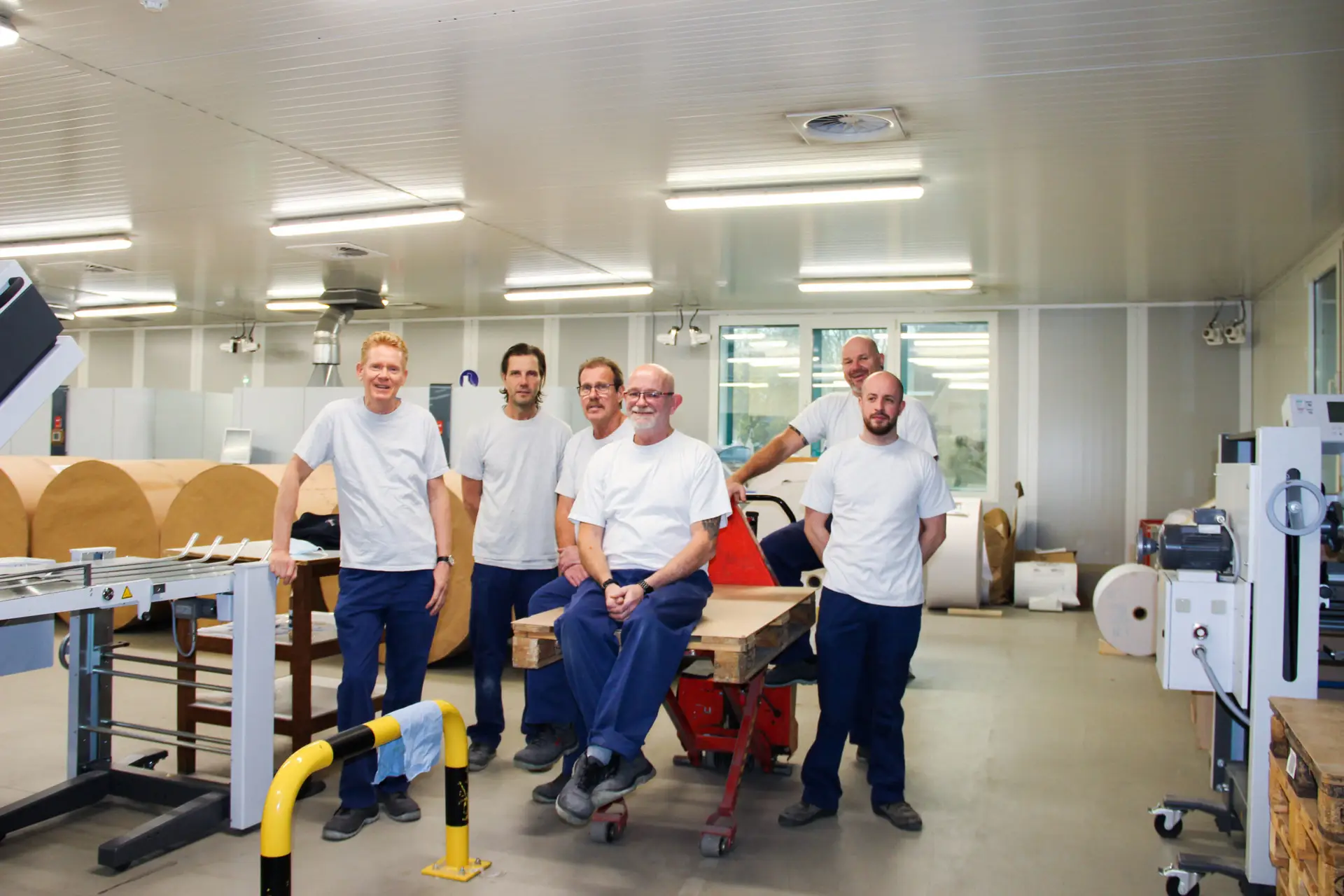 De medewerkers van Genscom in een moderne drukkerij zorgen voor de productie en kwaliteitscontrole van gepersonaliseerde printcommunicatie.