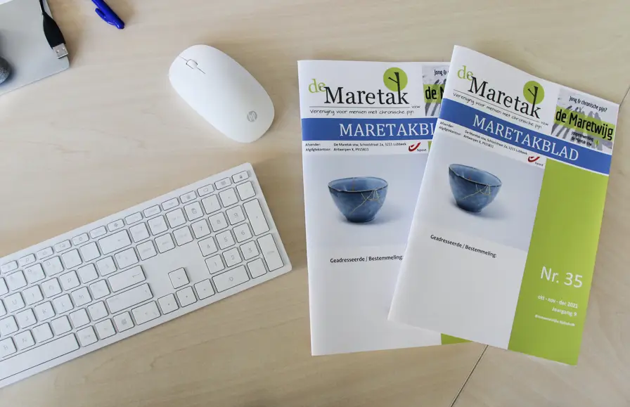 Twee gepersonaliseerde bewonersmagazines met een geadresseerde voorpagina tonen hoe printcommunicatie op maat bewoners rechtstreeks bereikt.