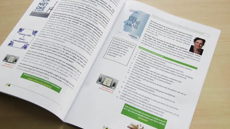 Openliggende gepersonaliseerde bewonersmazine met artikels, foto's, praktische informatie en interactieve inhoud op een bureau.